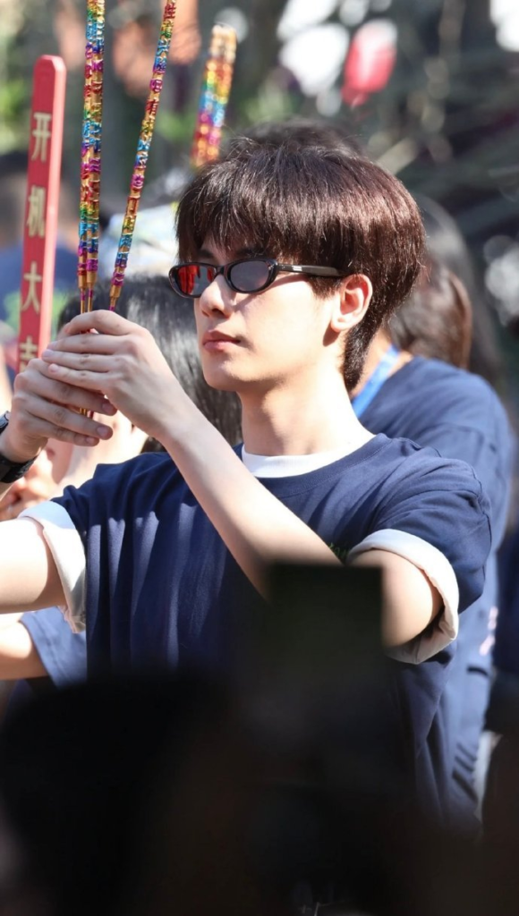 Pôster promocional de Zhou Ye e Hu Xian-xu correndo de mãos entrelaçadas em jardim para novo c-drama de fantasia