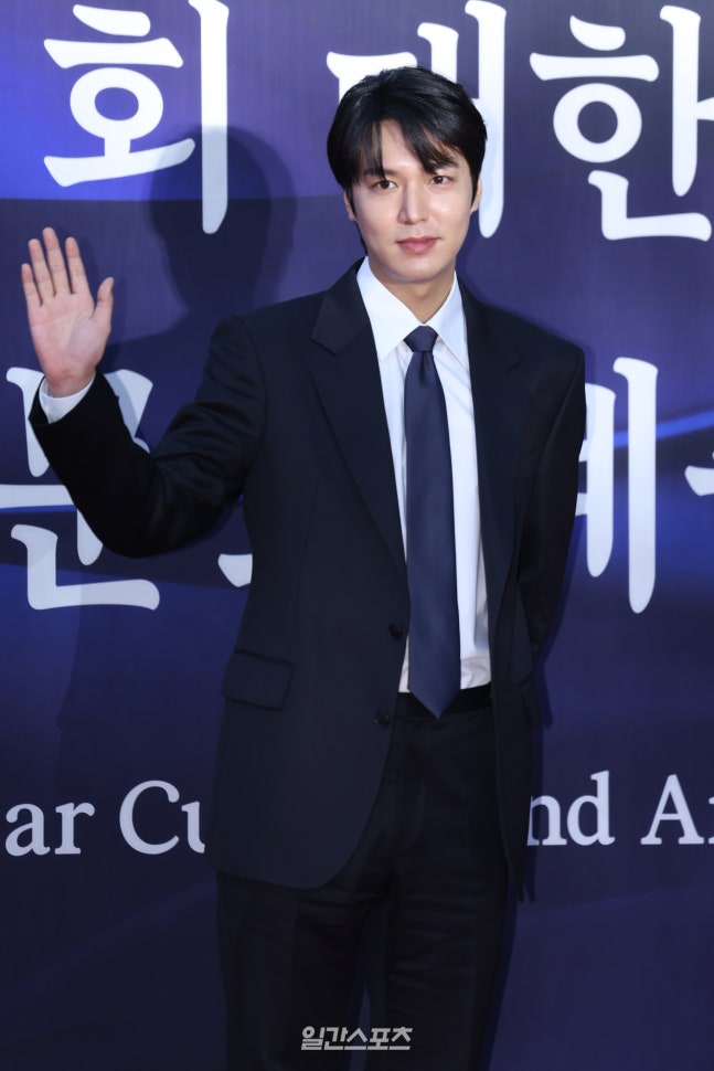 Lee Min Ho durante evento de imprensa após notícias sobre o drama But Your Love