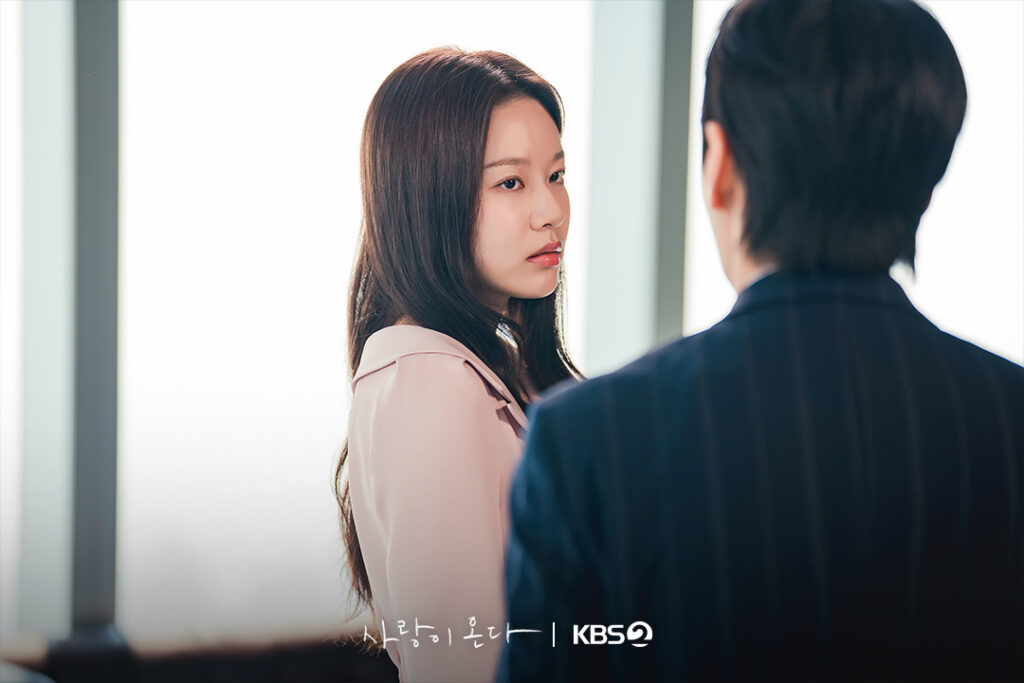 Park You-na em roupas elegantes como Han Gyu-young em Love on the Menu