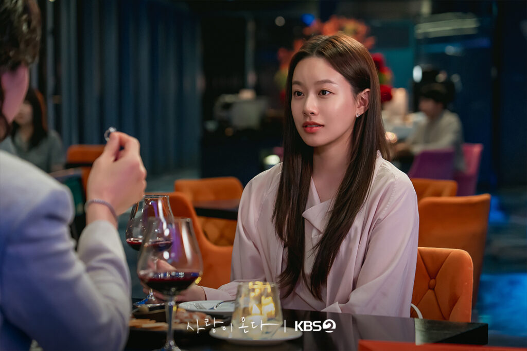 Park You-na com expressão confiante e satisfeita como Han Gyu-young em Love on the Menu