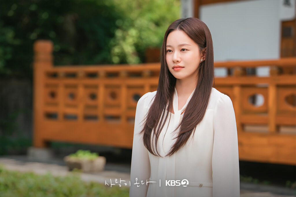 Park You-na com olhar distante como Han Gyu-young em Love on the Menu