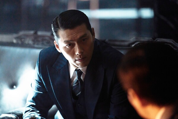Hyun Bin como Baek Kitae com olhar cortante em Made in Korea 2